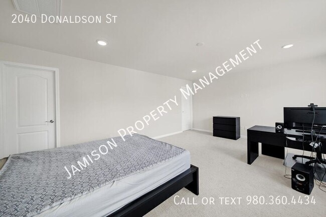 Building Photo - 2040 Donaldson St