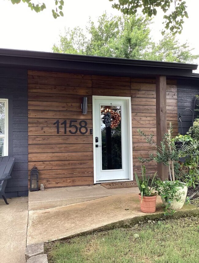 Building Photo - MOVE IN READY!!