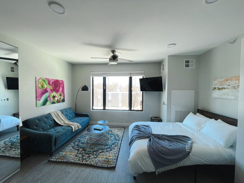 Building Photo - 2530 University Ave