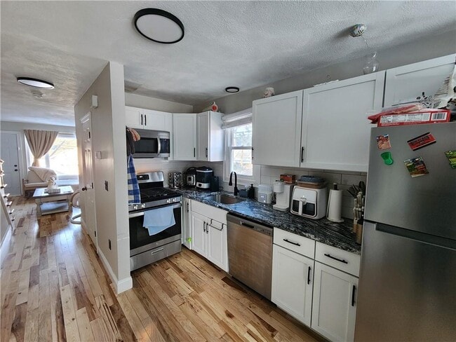 Building Photo - 198 Sunbury St