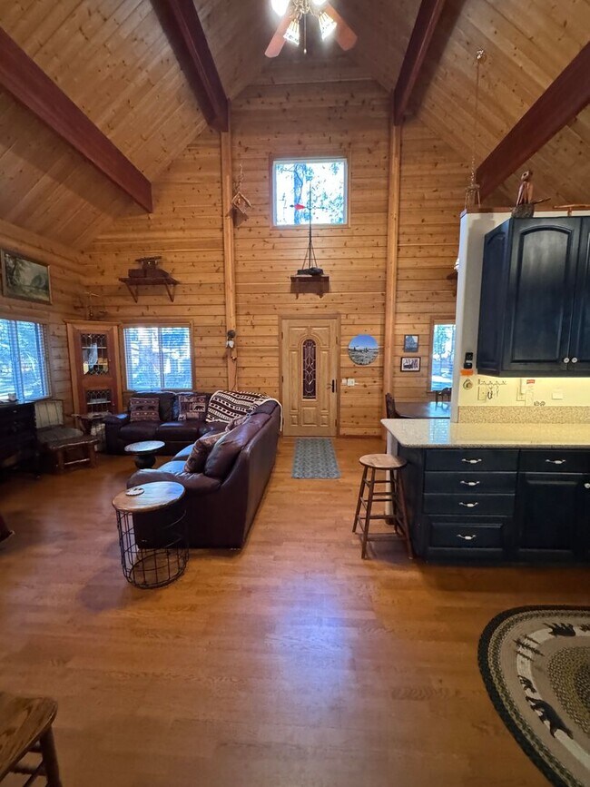 Building Photo - Furnished mountain cabin