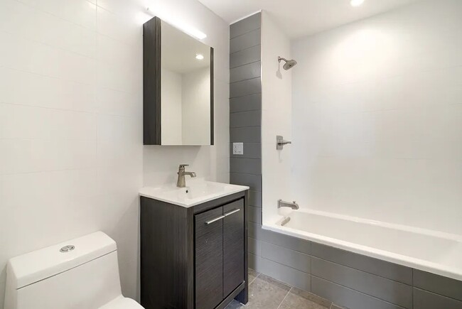 Building Photo - Private Bedroom in a 4 bedroom / 1 bathroo...