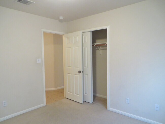 Building Photo - 3 Bedroom 2 Bathroom Villages of Berry Cre...