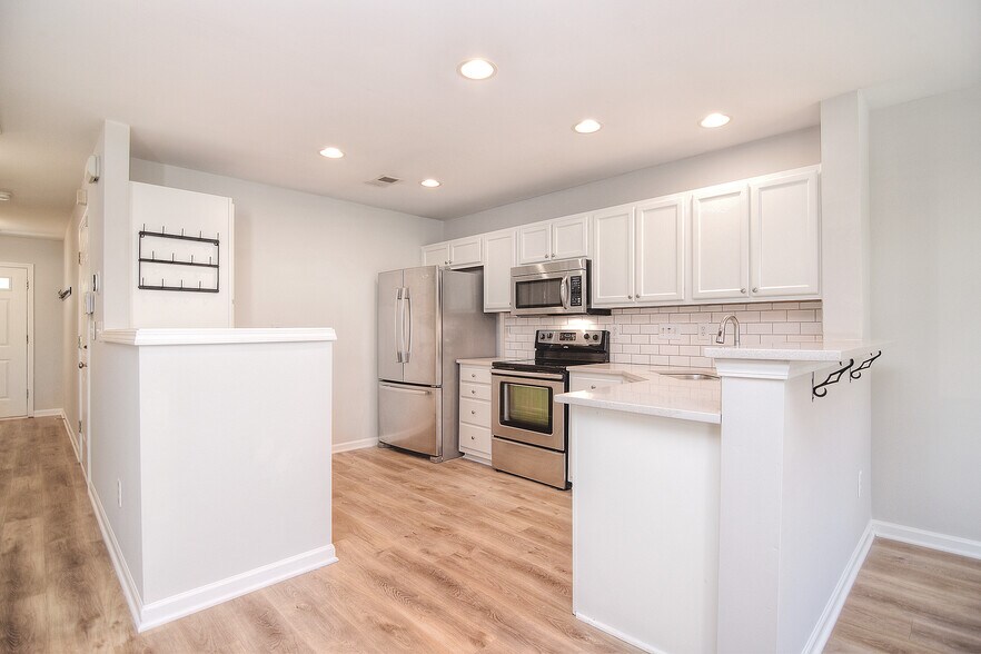 Building Photo - 8339 Christmas Ct