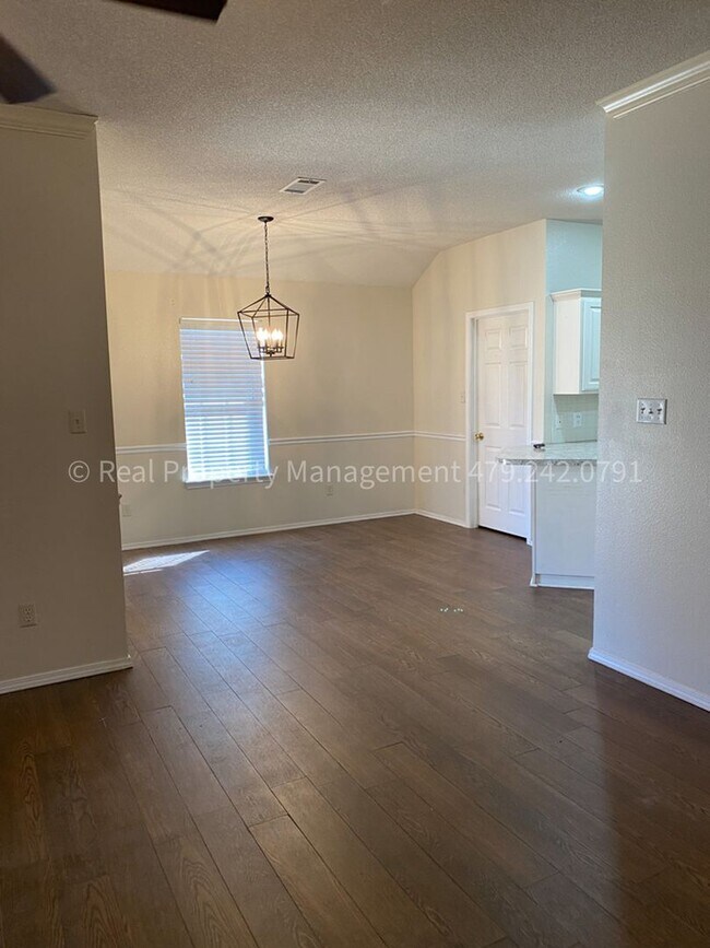 Building Photo - July Move In! Great house!! 3 bed 2 bath 2...