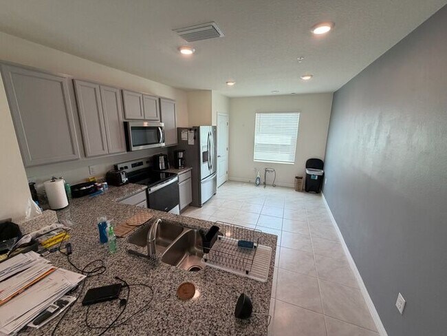 Building Photo - Stylish 3 ed 3 bath townhome in Apopka!!