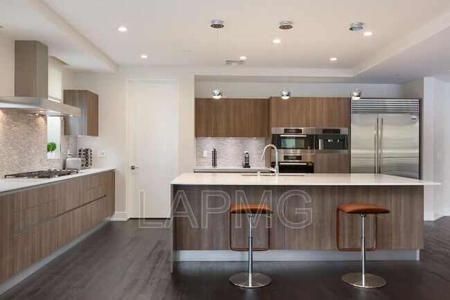 Building Photo - 450 N Palm Dr