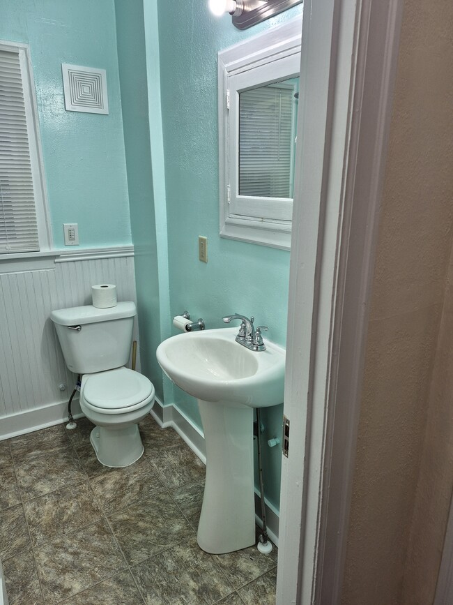 Building Photo - 508 SE Ash St