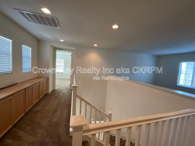 Building Photo - 546 W Campania Way