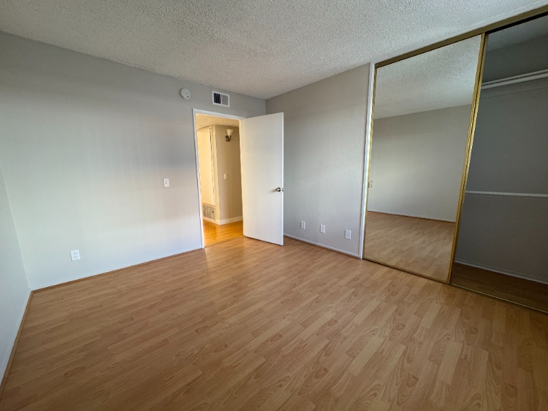 Building Photo - 544 E Tujunga Ave