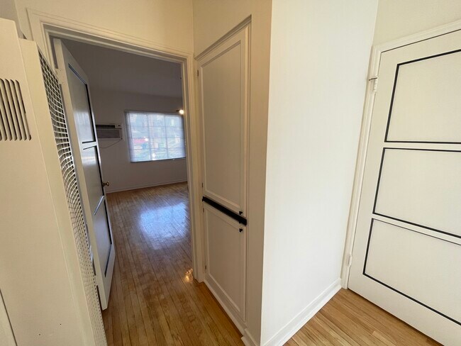 Building Photo - 11672 Oxnard St