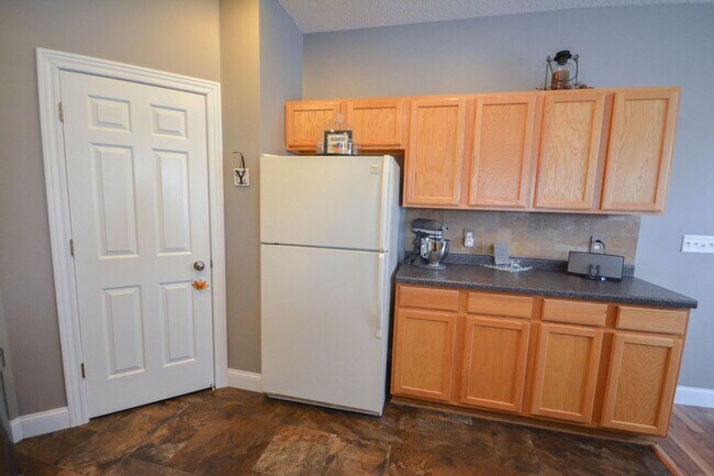 Building Photo - Beautiful Boulder Ridge end unit townhome w/upgrades throughout!
