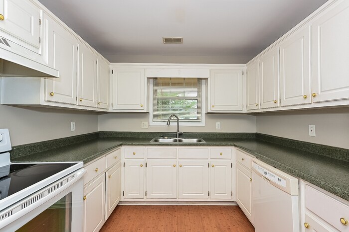 Building Photo - 395 Branchwood Dr