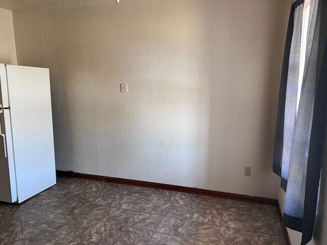 Building Photo - 2 bedroom/1 bathroom Duplex
