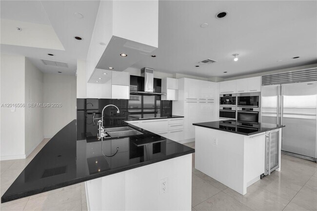 Building Photo - 17121 Collins Ave
