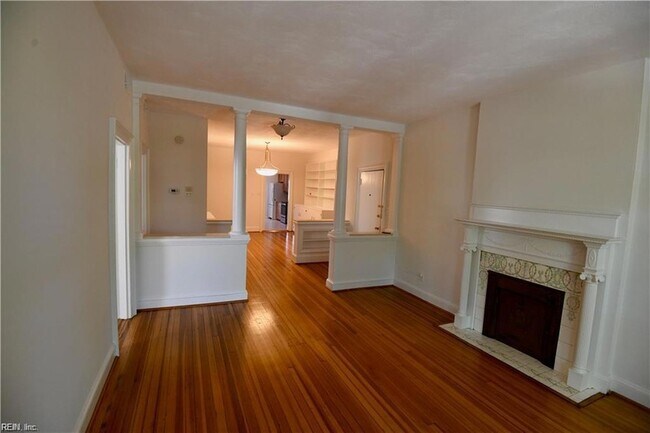 Building Photo - 1009 Colonial Ave