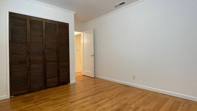 Building Photo - 3BD/2BA Single-Family Home with Attached Garage, Hardwood Floors, Washer/Dryer Included - Pets We...