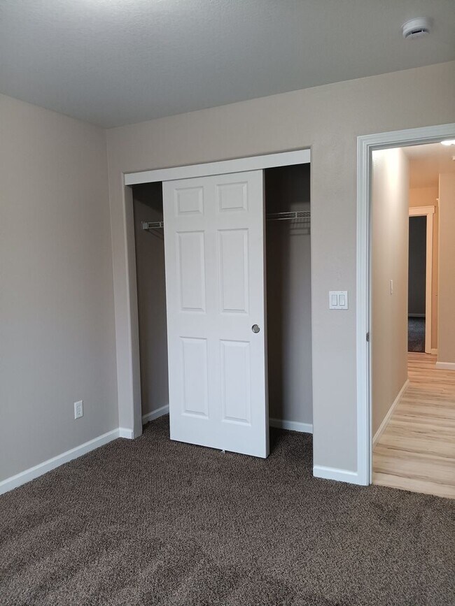 Building Photo - Beautiful Recently Remodeled Propety Ready For You to Enjoy!