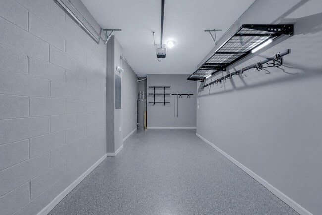 Building Photo - Like-New End-Unit 3 Bedroom Townhome
