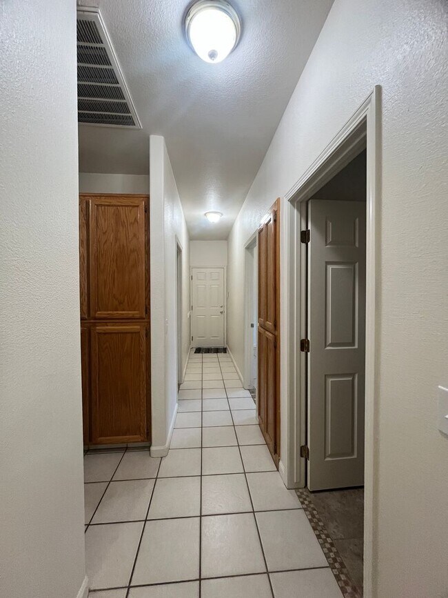 Building Photo - Move in Ready Home!
