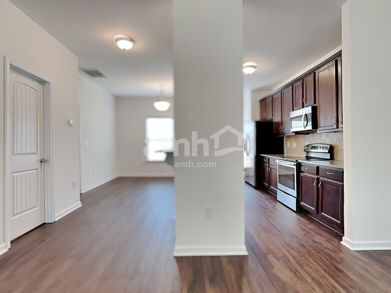 Building Photo - 913 Bridlemine Dr