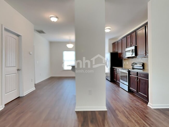 Building Photo - 913 Bridlemine Dr