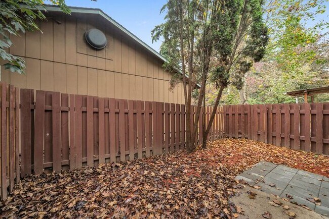 Building Photo - Large 2 bed 1.5bath townhouse