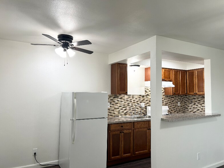 Building Photo - 4735 W Broadway