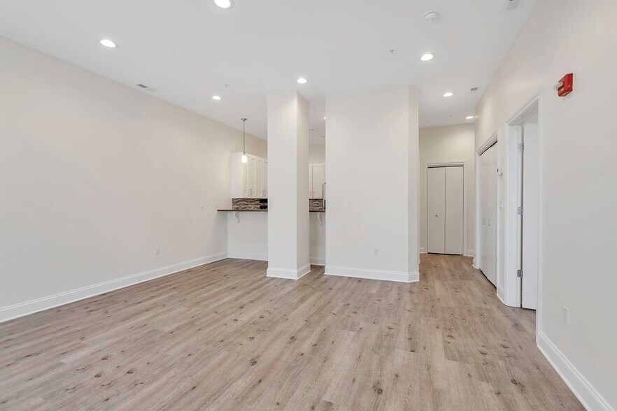 Primary Photo - 251 Main St