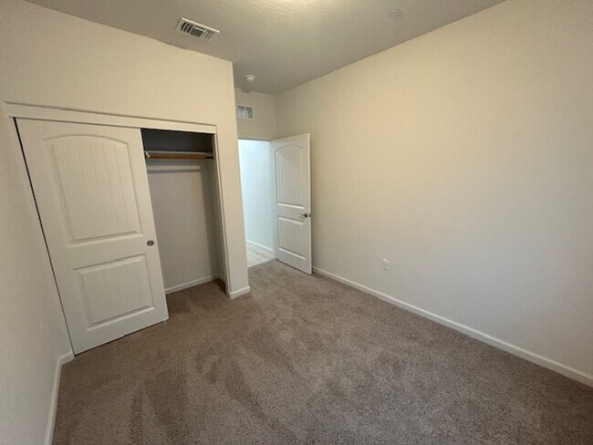 Building Photo - Brand new 4 bedroom 3 bathroom with solar in NW Visalia!!