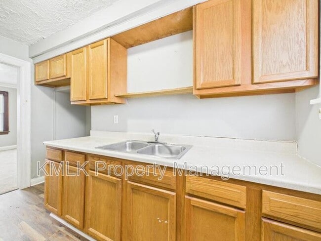 Building Photo - 916 Peckham St