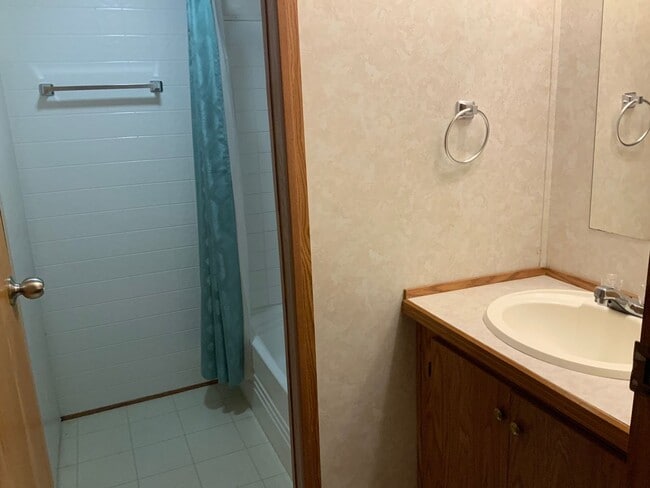 Building Photo - Country Living