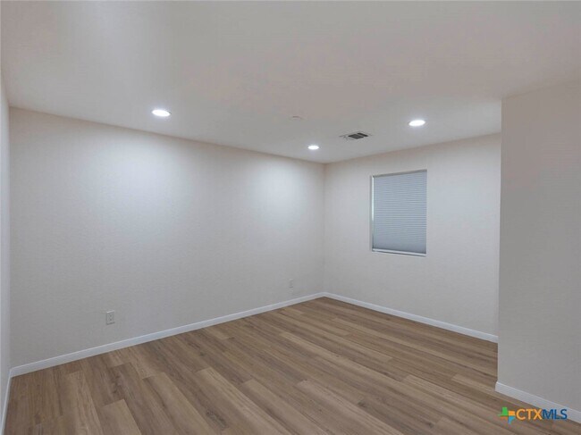 Building Photo - 268 White Oak Dr