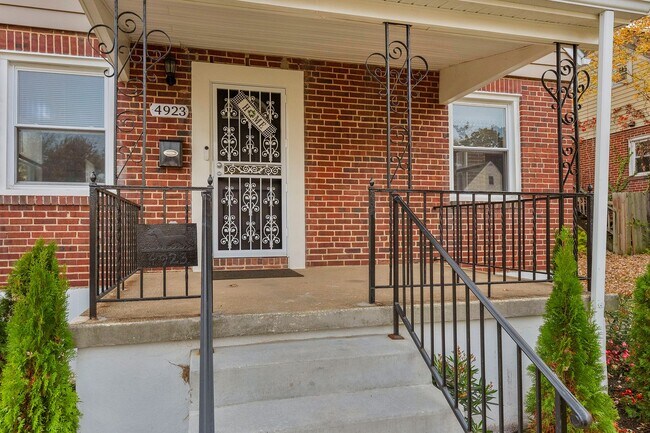 Building Photo - 4923 Lasalle Ave