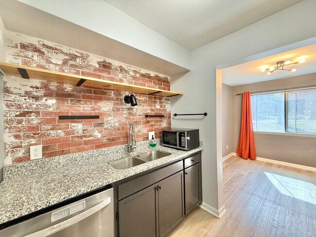 Building Photo - Charming 2BD, 2BA Raleigh Townhome in Prime Location Near I-440, NC State University, Fairgrounds...