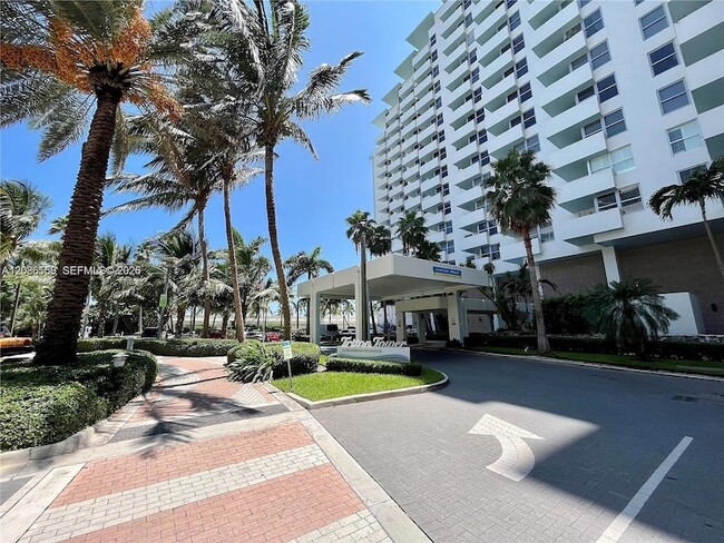 Building Photo - 2899 Collins Ave