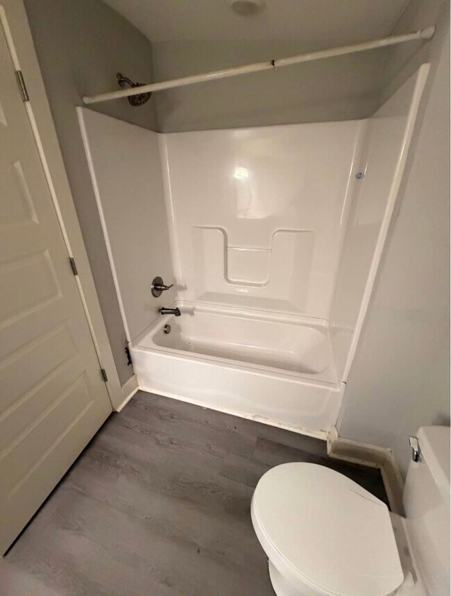 Building Photo - 4 Bedroom 2 Bathroom For Rent