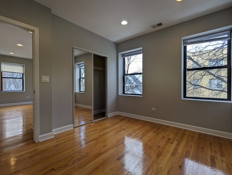 Building Photo - 4744 N Maplewood Ave