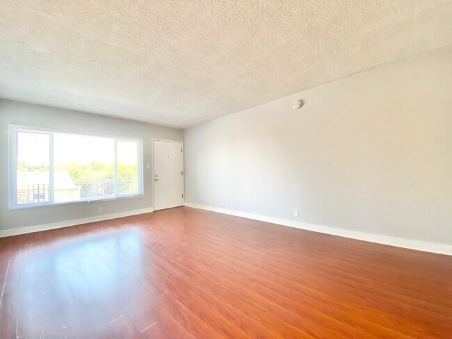 Building Photo - 7731 Romaine St