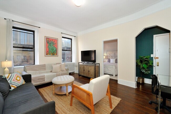 Building Photo - 400 W 47th St