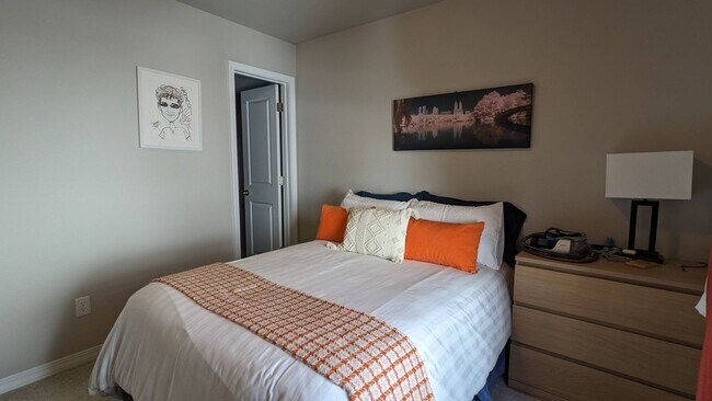 Building Photo - IMMACULATE 4 BED/2.5 BATH CUSTOM BUILT HOME IN SKYLINE RIDGE!