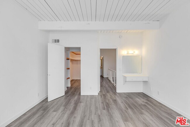 Building Photo - 5447 Zelzah Ave