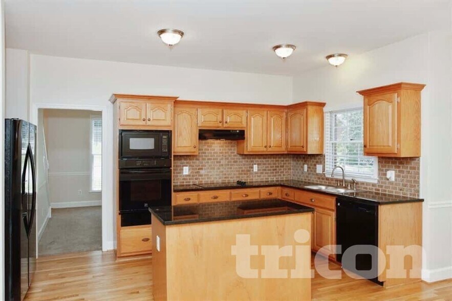 Building Photo - 105 Saddlebridge Ln