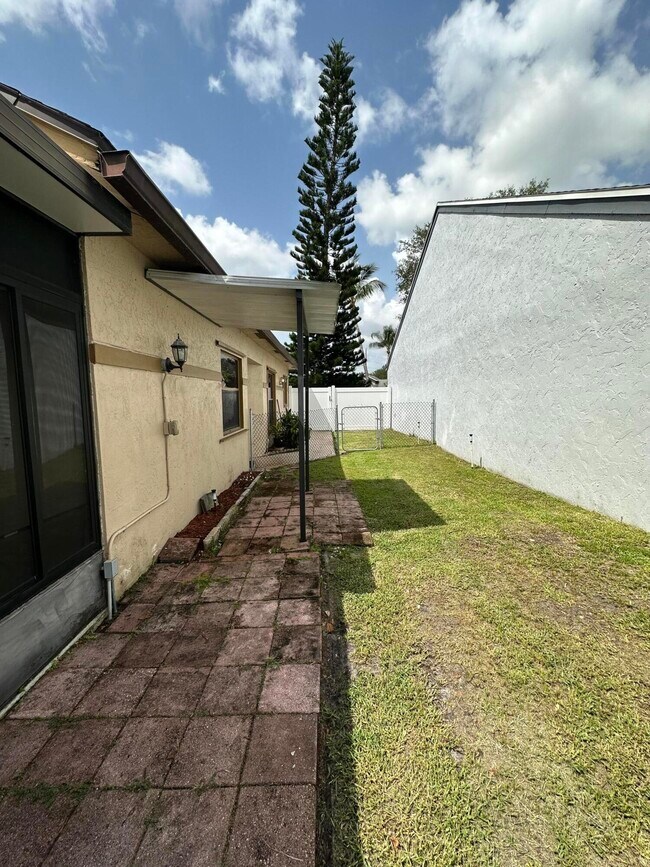 Building Photo - 80 Tara Lakes Dr W