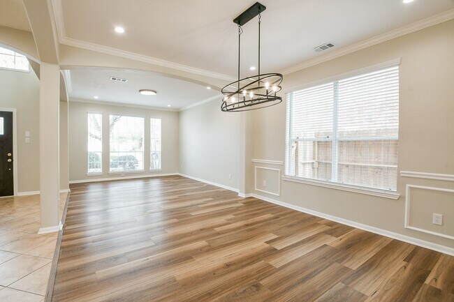 Building Photo - 815 Robins Way