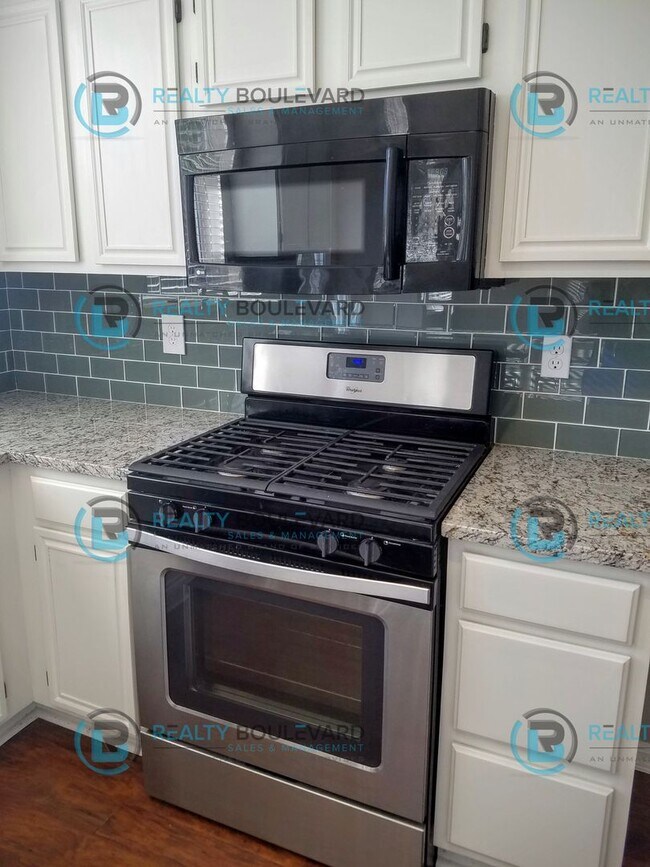 Building Photo - 1/2 MONTH FREE!! Amazing 4 Bedroom 2.5 Bat...