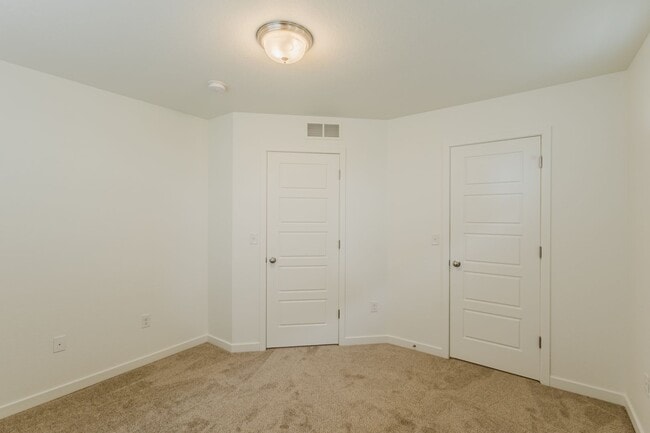 Building Photo - 2656 Champagne Ave
