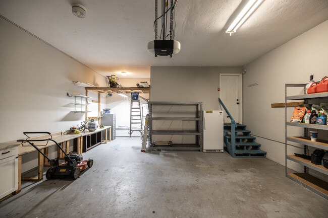 Building Photo - 5516 Oakside Dr