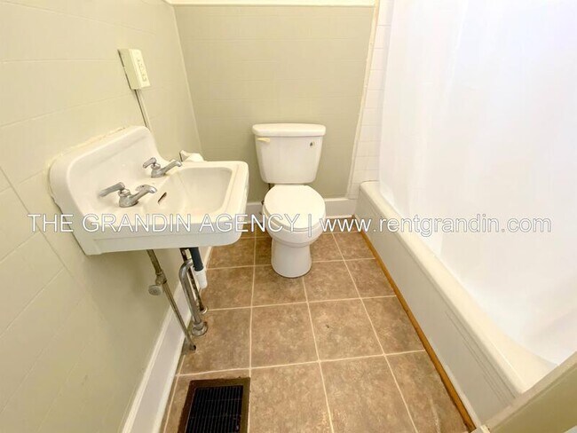 Building Photo - 909 13th St SE