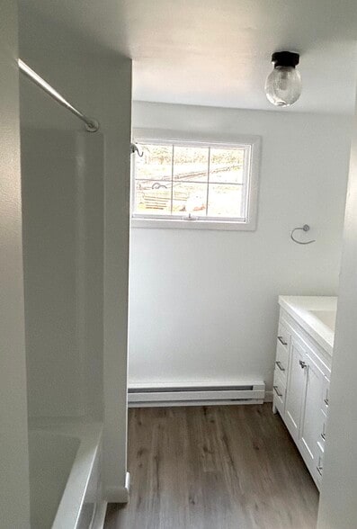 Bathroom w/tub - 1520 Harvey Ln